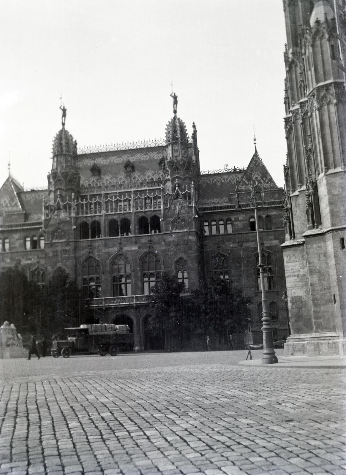 Hungary, Budapest I., Szentháromság tér, szemben a Pénzügyminisztérium, jobbra a Mátyás-templom., 1928, Hegyvidéki Helytörténeti Gyűjtemény, Budapest, public building, Fortepan #290101