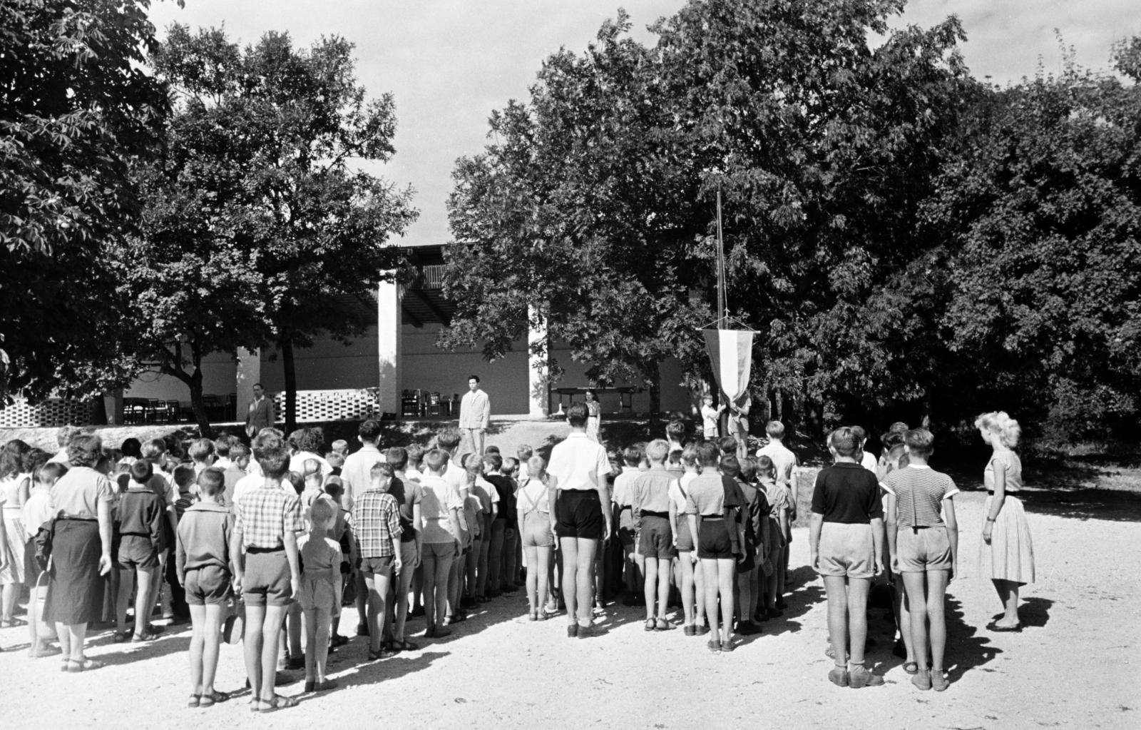 Magyarország, Budapest XII., Fülemile út 5., XII. kerületi Kisdobos Városi Tábor / Fülemile-tábor, a felvétel zászlófelvonáskor készült., 1958, Hegyvidéki Helytörténeti Gyűjtemény, kisdobos, Budapest, Fortepan #290115