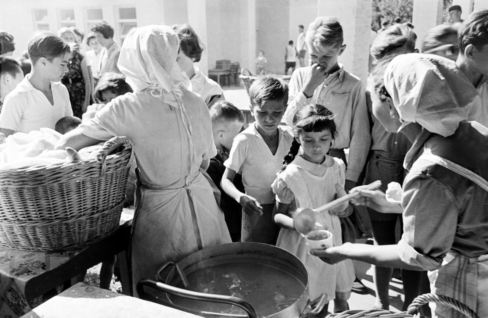 Magyarország, Budapest XII., Fülemile út 5., XII. kerületi Kisdobos Városi Tábor / Fülemile-tábor, a felvétel ételosztáskor készült., 1958, Hegyvidéki Helytörténeti Gyűjtemény, kisdobos, Budapest, Fortepan #290116