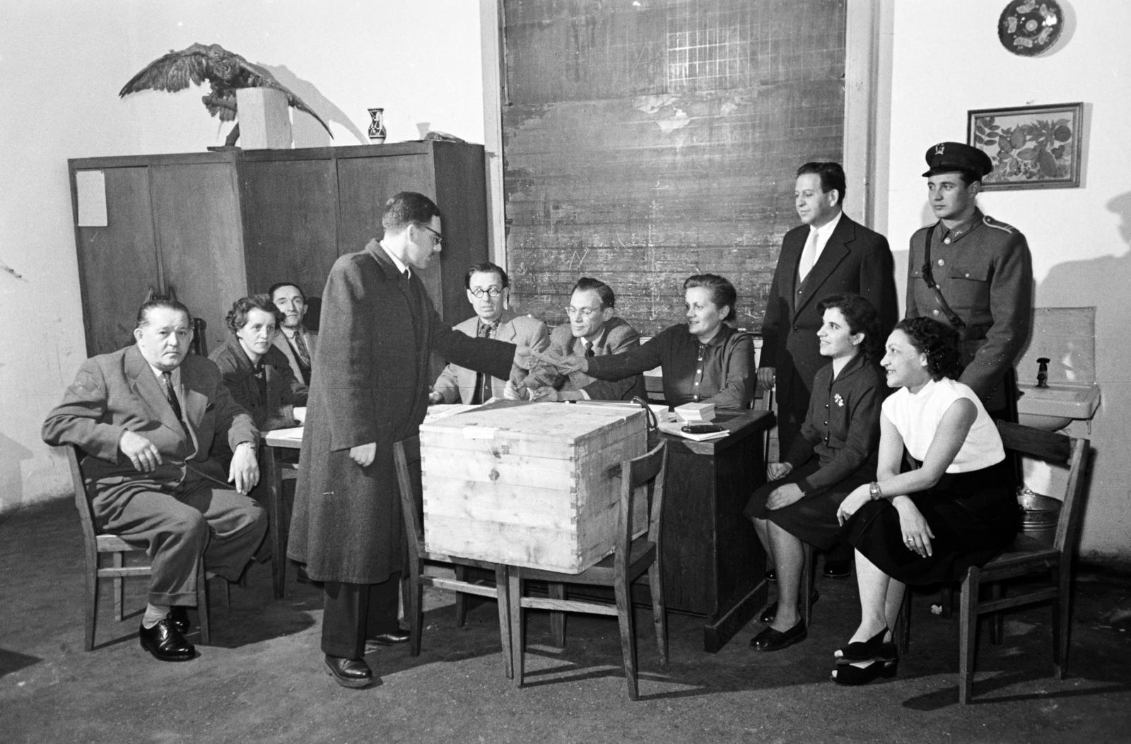 Magyarország, Budapest XII., Csaba utcai Általános Iskola (később Pannonia Sacra Katolikus Általános Iskola) választási helyiség az egyik tanteremben., 1958, Hegyvidéki Helytörténeti Gyűjtemény, Budapest, szavazás, szavazó láda, Fortepan #290142