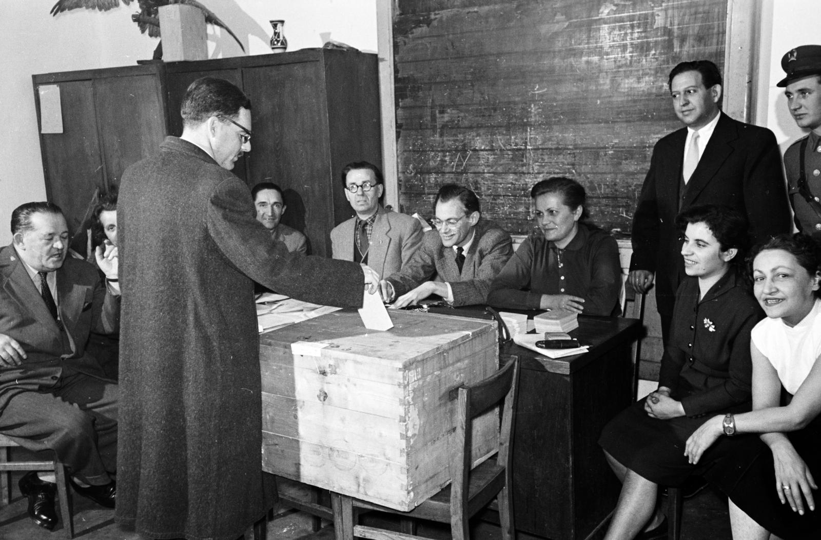 Magyarország, Budapest XII., Csaba utcai Általános Iskola (később Pannonia Sacra Katolikus Általános Iskola) választási helyiség az egyik tanteremben., 1958, Hegyvidéki Helytörténeti Gyűjtemény, Budapest, szavazás, szavazó láda, Fortepan #290144