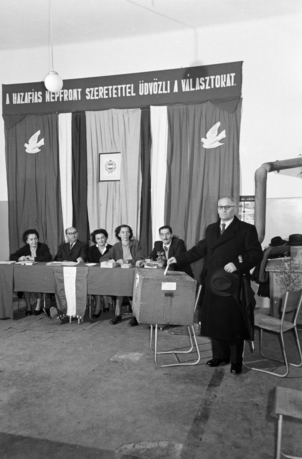 Hungary, Budapest XII., Csaba utcai Általános Iskola (később Pannonia Sacra Katolikus Általános Iskola) választási helyiség., 1958, Hegyvidéki Helytörténeti Gyűjtemény, Budapest, voting, ballot box, Fortepan #290145
