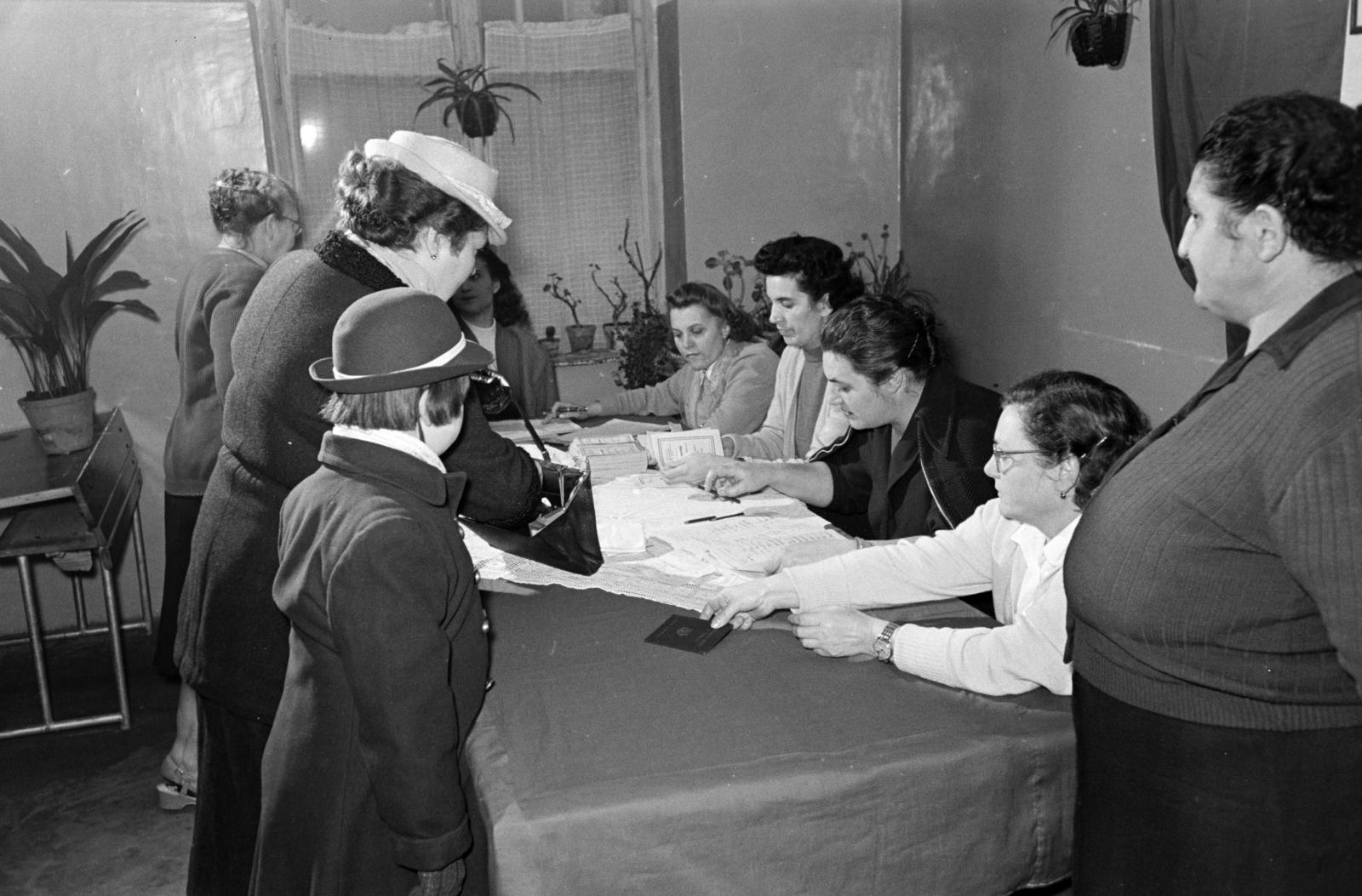Magyarország, Budapest XII., Csaba utcai Általános Iskola (később Pannonia Sacra Katolikus Általános Iskola) választási helyiség az egyik tanteremben., 1958, Hegyvidéki Helytörténeti Gyűjtemény, Budapest, szavazás, Fortepan #290146