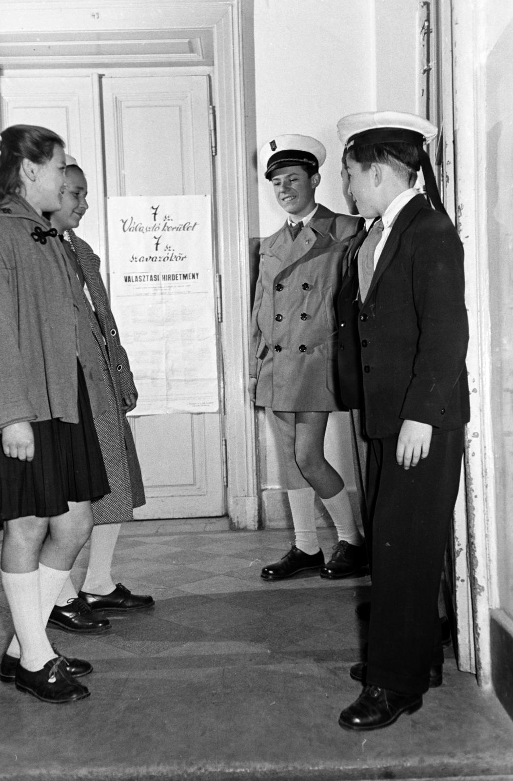 Hungary, Budapest XII., Csaba utcai Általános Iskola (később Pannonia Sacra Katolikus Általános Iskola) tanulók segítenek a választáskor, a fiúk a Marco Polo vízi úttörőcsapat tengerészsapkáját viselik., 1958, Hegyvidéki Helytörténeti Gyűjtemény, Budapest, voting, Fortepan #290149