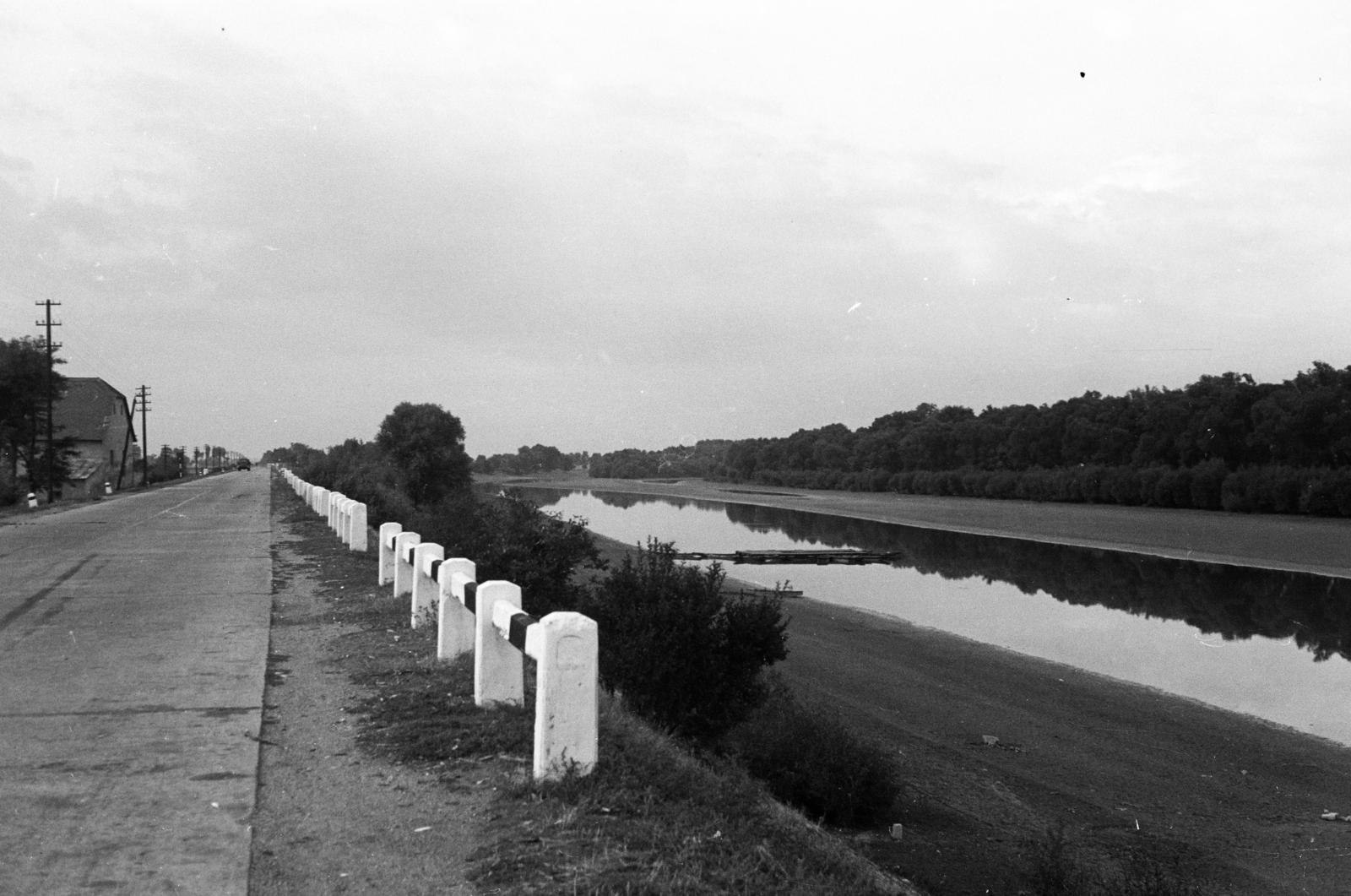 Hungary, Adony, Duna sor / 6. számú főút a Duna holtága mellett., 1961, Hegyvidéki Helytörténeti Gyűjtemény, Fortepan #290157