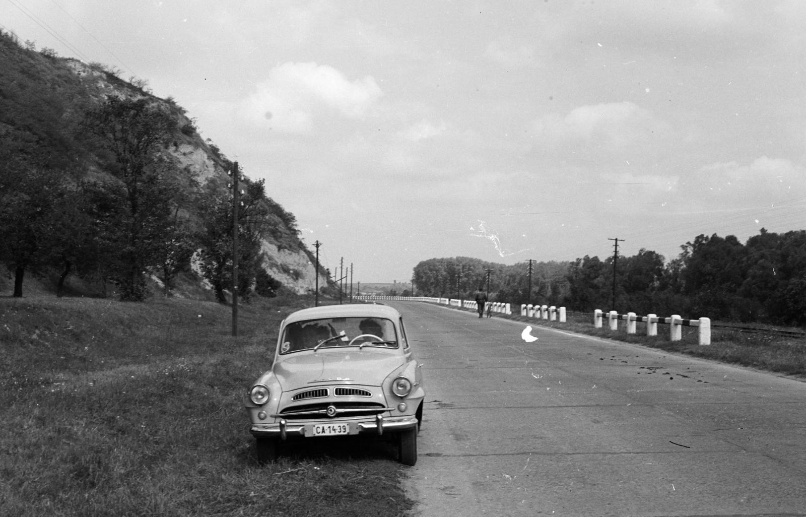 Magyarország, Paks, Dunakömlőd (ekkor önálló, ma a város része), 6-os számú főút., 1963, Hegyvidéki Helytörténeti Gyűjtemény, Skoda Octavia, rendszám, Fortepan #290171