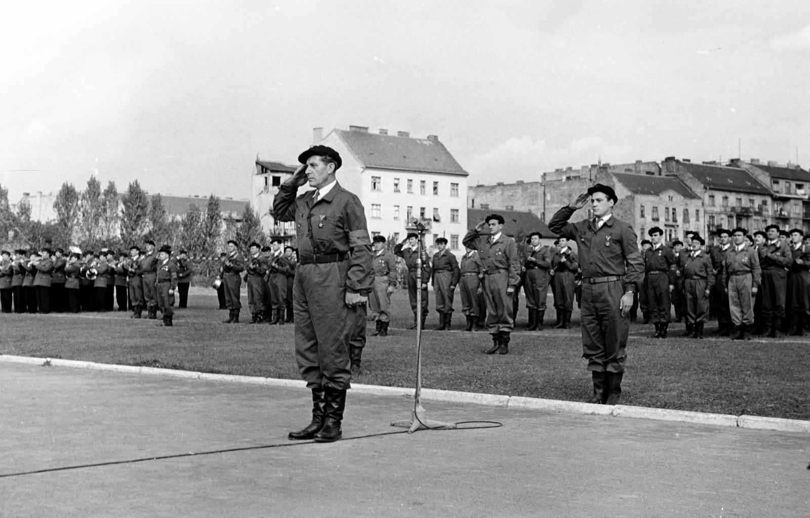 Hungary, Budapest XII., Csörsz utca, a Magyar Testnevelési Főiskola sporttelepe. A felvétel 1957. március 9-én, a XII. kerületi Ságvári Endre munkásőrzászlóalj megalakulásakor, a névadó és a Magyar Optikai Művek (MOM) dolgozói által adományozott csapatzászló átadási ünnepségén készült., 1957, Hegyvidéki Helytörténeti Gyűjtemény, Budapest, Fortepan #290183