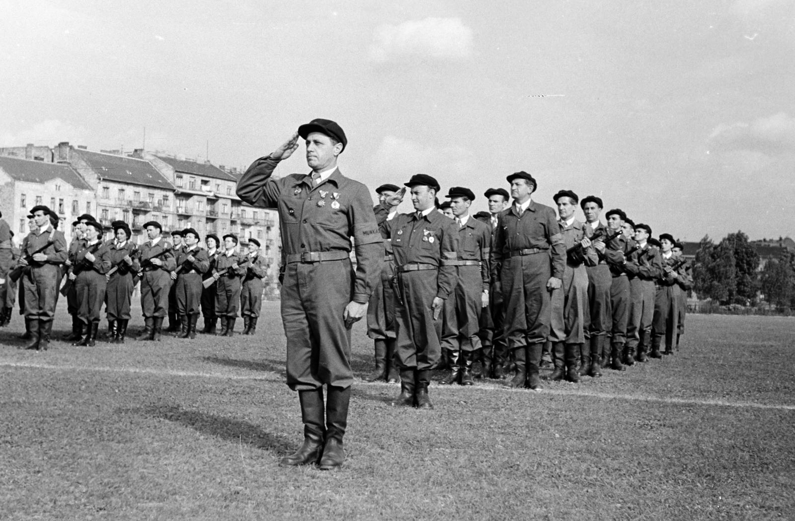 Magyarország, Budapest XII., Csörsz utca, a Magyar Testnevelési Főiskola sporttelepe. A felvétel 1957. március 9-én, a XII. kerületi Ságvári Endre munkásőrzászlóalj megalakulásakor, a névadó és a Magyar Optikai Művek (MOM) dolgozói által adományozott csapatzászló átadási ünnepségén készült., 1957, Hegyvidéki Helytörténeti Gyűjtemény, Budapest, Fortepan #290185