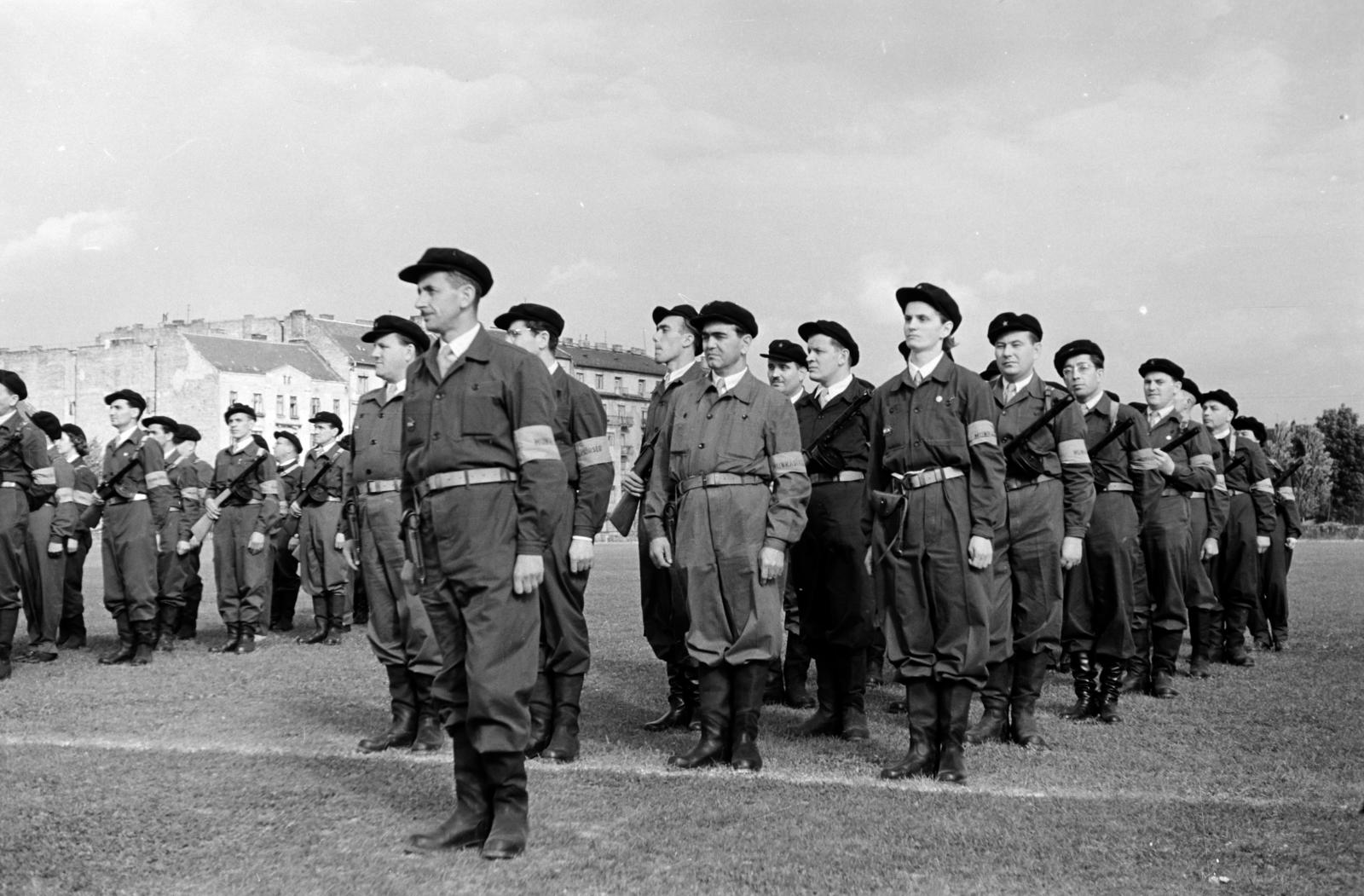 Magyarország, Budapest XII., Csörsz utca, a Magyar Testnevelési Főiskola sporttelepe. A felvétel 1957. március 9-én, a XII. kerületi Ságvári Endre munkásőrzászlóalj megalakulásakor, a névadó és a Magyar Optikai Művek (MOM) dolgozói által adományozott csapatzászló átadási ünnepségén készült., 1957, Hegyvidéki Helytörténeti Gyűjtemény, Budapest, Fortepan #290186