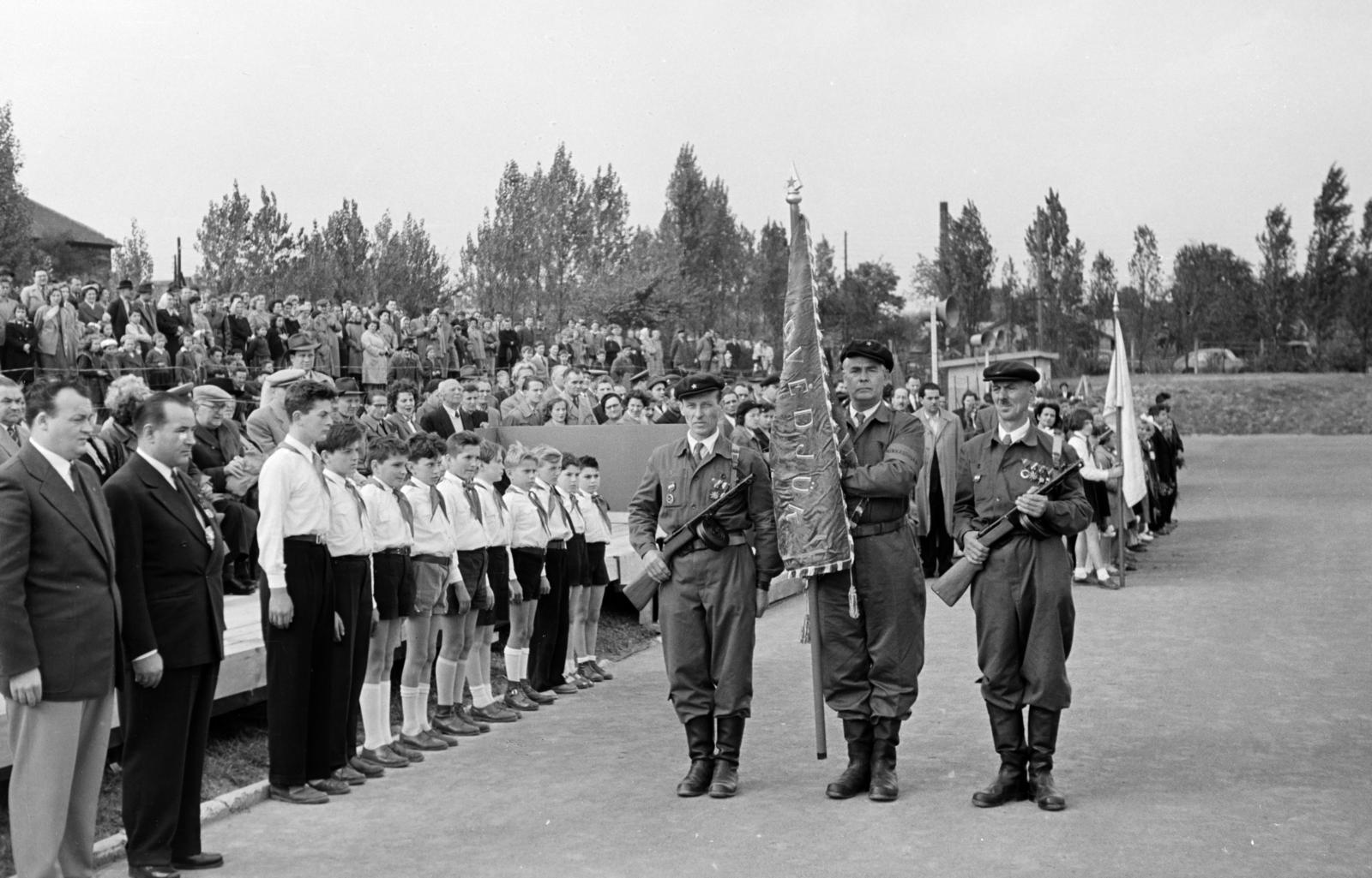 Hungary, Budapest XII., Csörsz utca, a Magyar Testnevelési Főiskola sporttelepe. A felvétel 1957. március 9-én, a XII. kerületi Ságvári Endre munkásőrzászlóalj megalakulásakor, a névadó és a Magyar Optikai Művek (MOM) dolgozói által adományozott csapatzászló átadási ünnepségén készült., 1957, Hegyvidéki Helytörténeti Gyűjtemény, Budapest, Fortepan #290188
