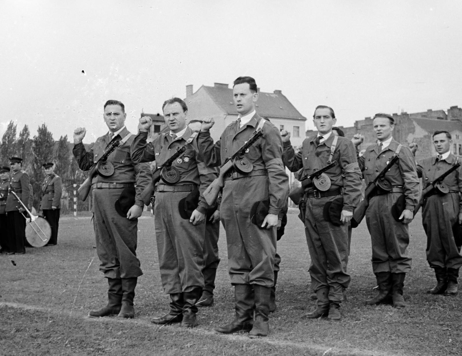 Magyarország, Budapest XII., Csörsz utca, a Magyar Testnevelési Főiskola sporttelepe. A felvétel 1957. március 9-én, a XII. kerületi Ságvári Endre munkásőrzászlóalj megalakulásakor, a névadó és a Magyar Optikai Művek (MOM) dolgozói által adományozott csapatzászló átadási ünnepségén készült., 1957, Hegyvidéki Helytörténeti Gyűjtemény, PPS géppisztoly, munkásőr, Budapest, Fortepan #290191