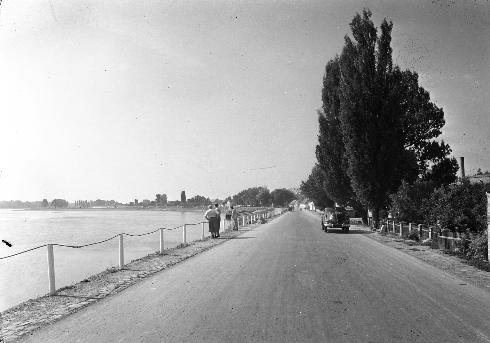 Hungary, Szentendre, Duna korzó (Somogyi-Bacsó part) a Rév utcánál a belváros felé nézve. Tatraplan T-600 személygépkocsi., 1952, UVATERV, Czechoslovak brand, Tatra-brand, picture, breech, automobile, number plate, boat station, Fortepan #2902