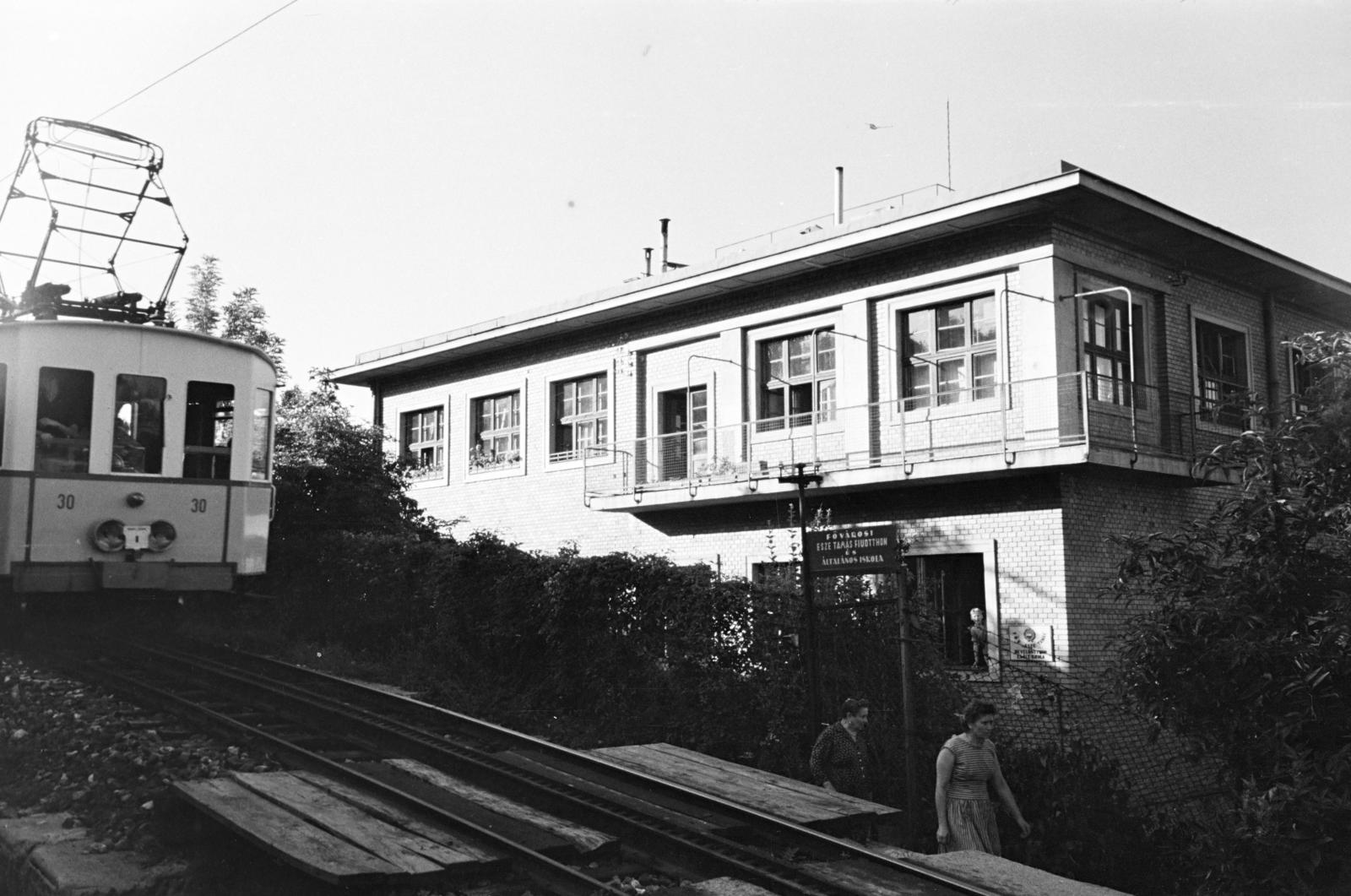 Magyarország, Budapest XII., Fogaskerekű az Esze Tamás iskola megállónál, szemben a Fővárosi Esze Tamás Fiúotthon és Általános Iskola épülete., 1962, Hegyvidéki Helytörténeti Gyűjtemény, fogaskerekű vasút, Budapest, Fortepan #290224