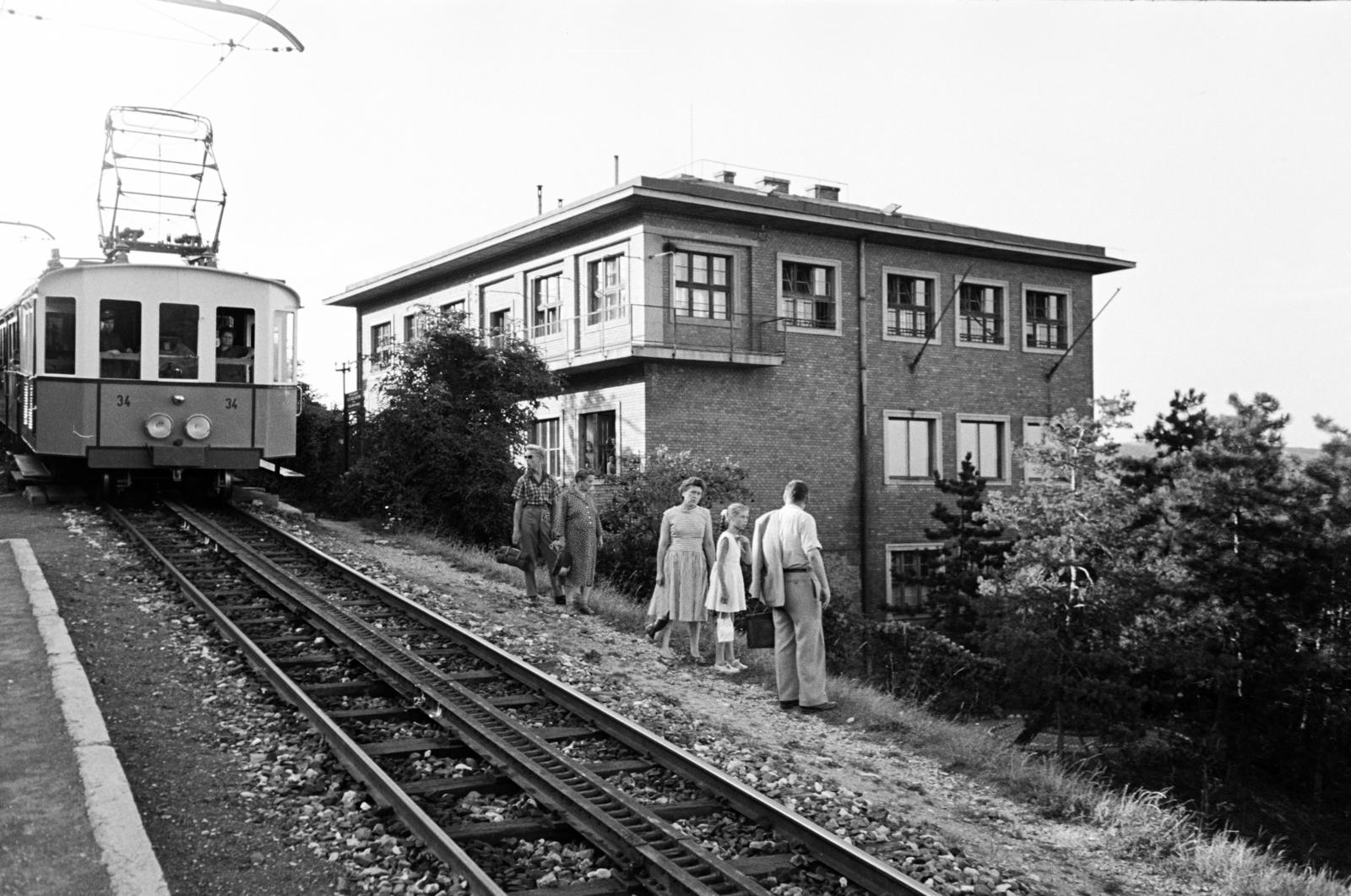 Magyarország, Budapest XII., Fogaskerekű az Esze Tamás iskola megállónál, szemben a Fővárosi Esze Tamás Fiúotthon és Általános Iskola épülete., 1962, Hegyvidéki Helytörténeti Gyűjtemény, fogaskerekű vasút, Budapest, Fortepan #290225