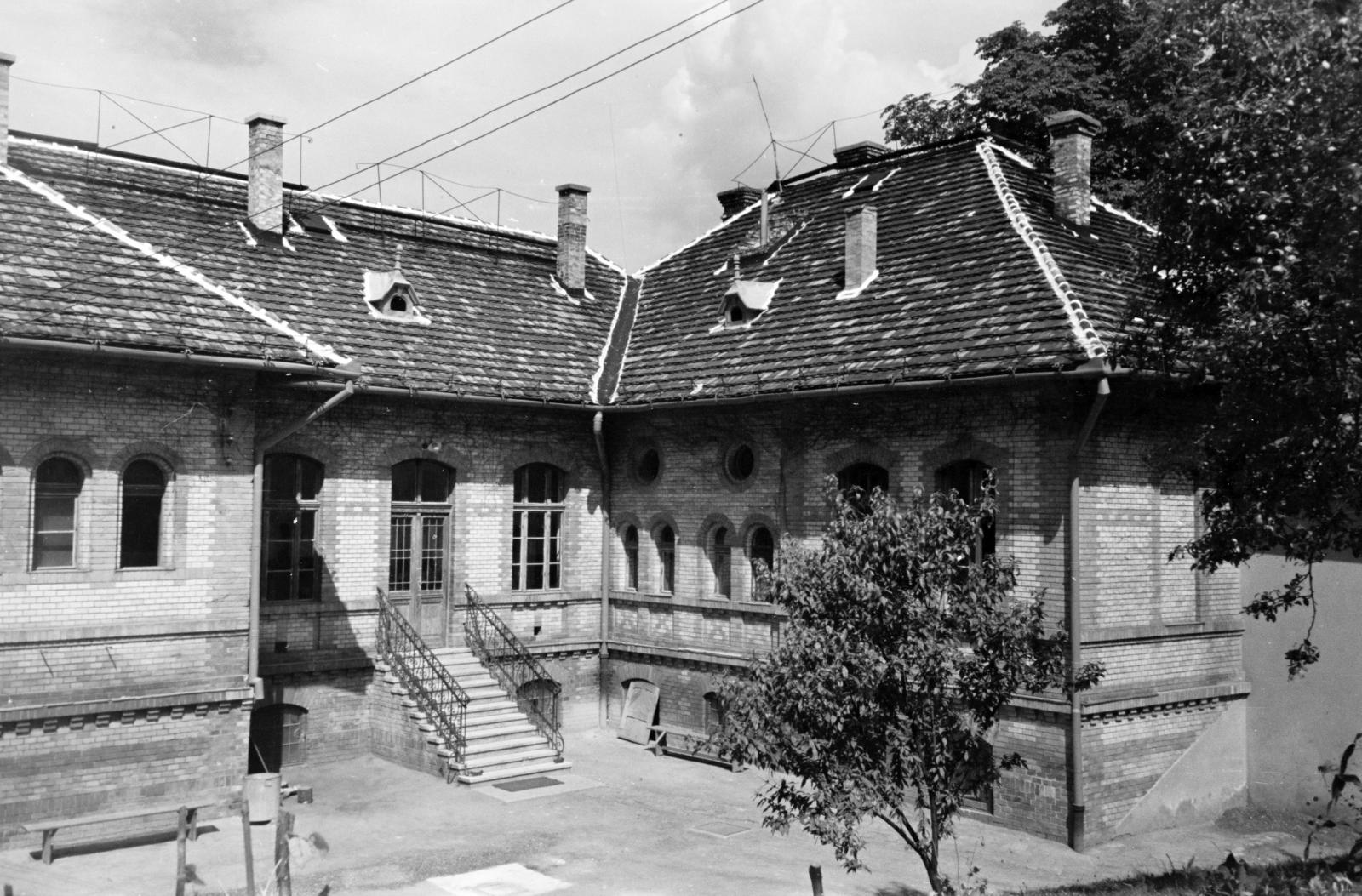 Hungary, Budapest XII., Zugligeti út 113., a Zugligeti Álta­lános Iskola udvar felőli homlokzata., 1959, Hegyvidéki Helytörténeti Gyűjtemény, Budapest, Fortepan #290233