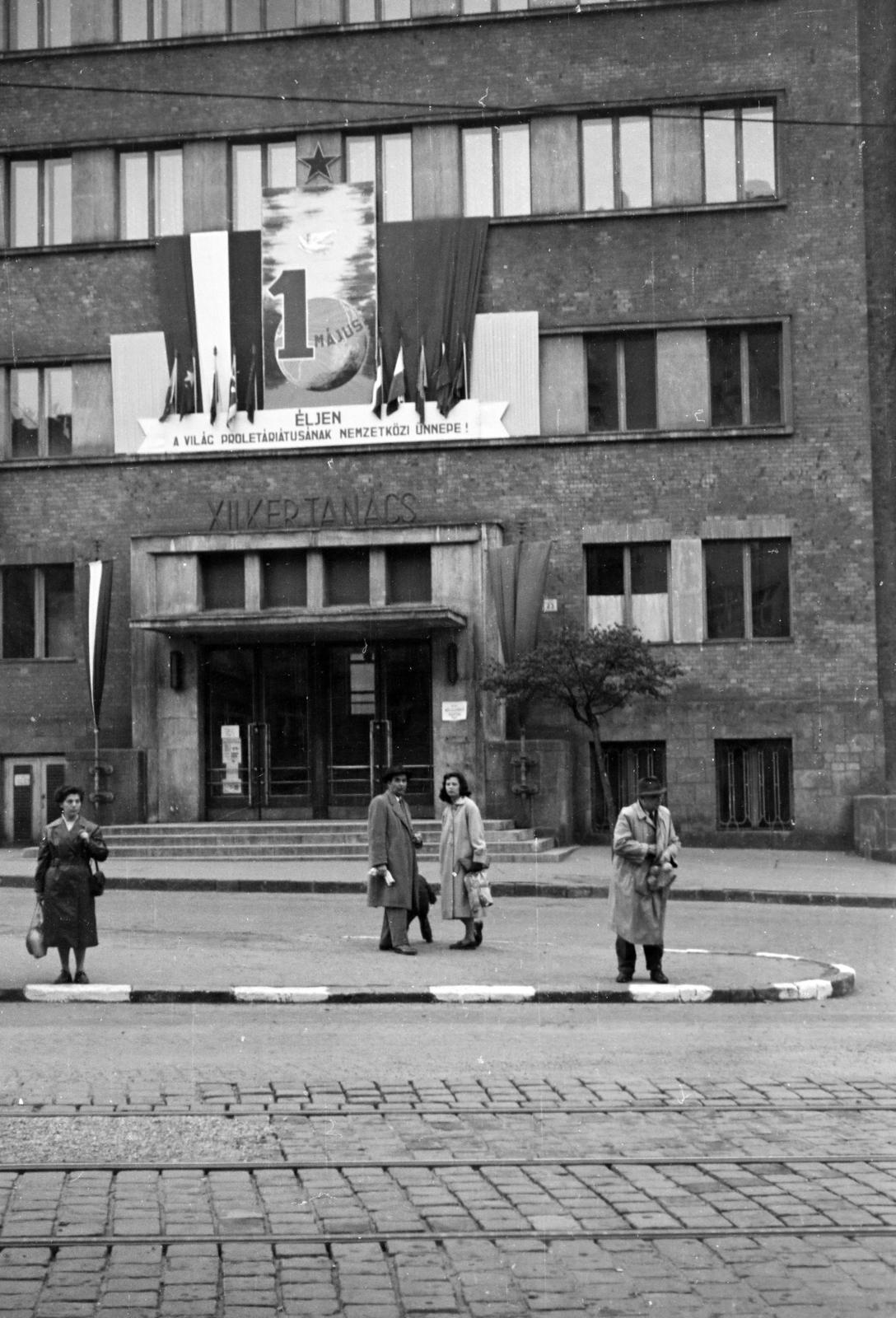 Hungary, Budapest XII., Böszörményi út, a kerületi Tanács (később Polgármesteri Hivatal) épülete., 1960, Hegyvidéki Helytörténeti Gyűjtemény, public building, 1st of May parade, Budapest, Fortepan #290239