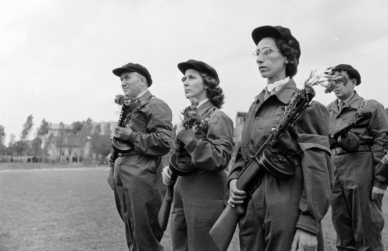 Magyarország, Budapest XII., Csörsz utca, a Magyar Testnevelési Főiskola sporttelepe. A felvétel 1957. március 9-én, a XII. kerületi Ságvári Endre munkásőrzászlóalj megalakulásakor, a névadó és a Magyar Optikai Művek (MOM) dolgozói által adományozott csapatzászló átadási ünnepségén készült., 1957, Hegyvidéki Helytörténeti Gyűjtemény, munkásőr, PPS géppisztoly, Budapest, Fortepan #290245
