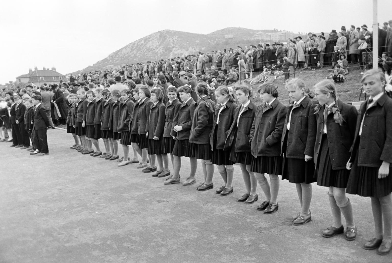 Magyarország, Budapest XII., Csörsz utca, a Magyar Testnevelési Főiskola sporttelepe, háttérben a Sas-hegy., 1958, Hegyvidéki Helytörténeti Gyűjtemény, Budapest, Fortepan #290248