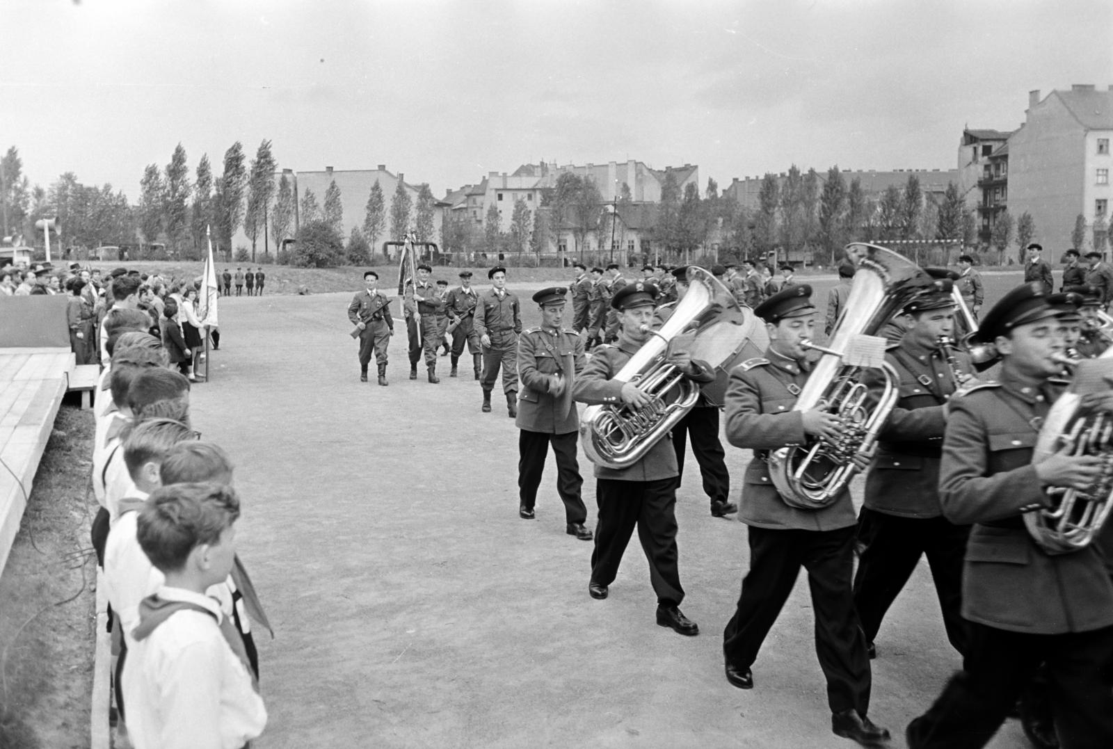Magyarország, Budapest XII., Csörsz utca, a Magyar Testnevelési Főiskola sporttelepe. A felvétel 1957. március 9-én, a XII. kerületi Ságvári Endre munkásőrzászlóalj megalakulásakor, a névadó és a Magyar Optikai Művek (MOM) dolgozói által adományozott csapatzászló átadási ünnepségén készült., 1957, Hegyvidéki Helytörténeti Gyűjtemény, Budapest, Fortepan #290249