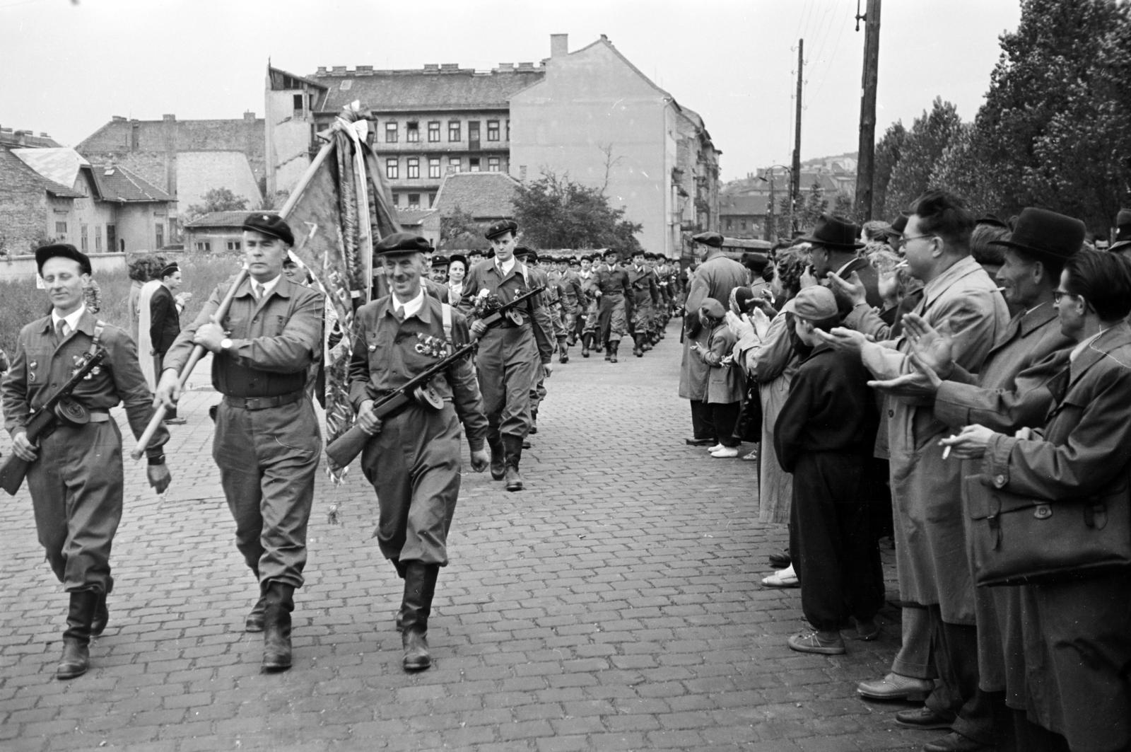 Magyarország, Budapest XII., Csörsz utca, a Magyar Testnevelési Főiskola sporttelepe mellett. A felvétel 1957. március 9-én, a XII. kerületi Ságvári Endre munkásőrzászlóalj megalakulásakor, a névadó és a Magyar Optikai Művek (MOM) dolgozói által adományozott csapatzászló átadási ünnepségén készült., 1957, Hegyvidéki Helytörténeti Gyűjtemény, Best of, díszmenet, munkásőr, felvonulás, Budapest, Fortepan #290250