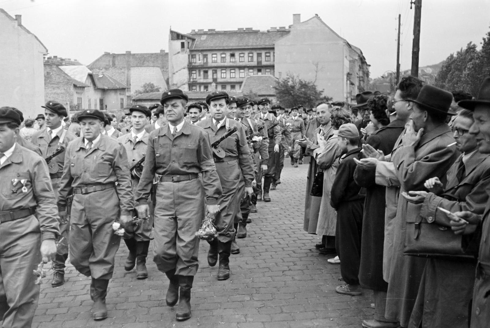 Magyarország, Budapest XII., Csörsz utca, a Magyar Testnevelési Főiskola sporttelepe mellett. A felvétel 1957. március 9-én, a XII. kerületi Ságvári Endre munkásőrzászlóalj megalakulásakor, a névadó és a Magyar Optikai Művek (MOM) dolgozói által adományozott csapatzászló átadási ünnepségén készült., 1957, Hegyvidéki Helytörténeti Gyűjtemény, Budapest, Fortepan #290251