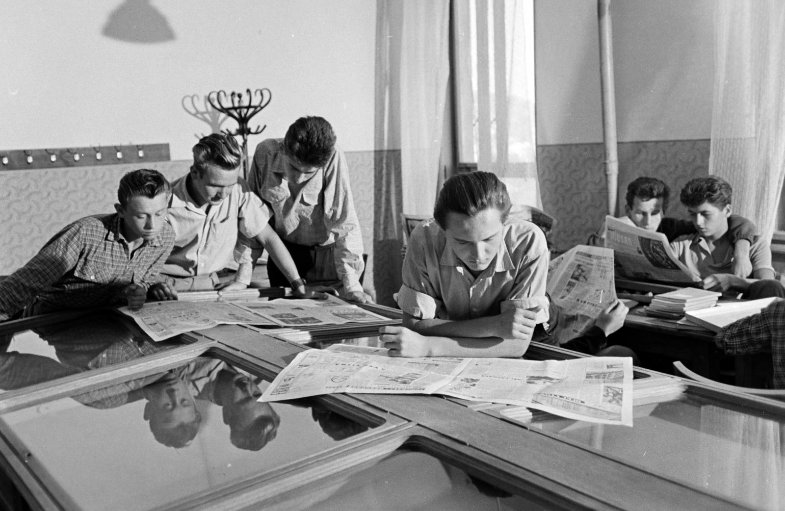 Hungary, Budapest XII., Meredek utca 1., Sashegyi Arany János Általános Iskola és Gimnázium, kultúrszoba a kollégiumban., 1958, Hegyvidéki Helytörténeti Gyűjtemény, Budapest, newspaper, Fortepan #290252