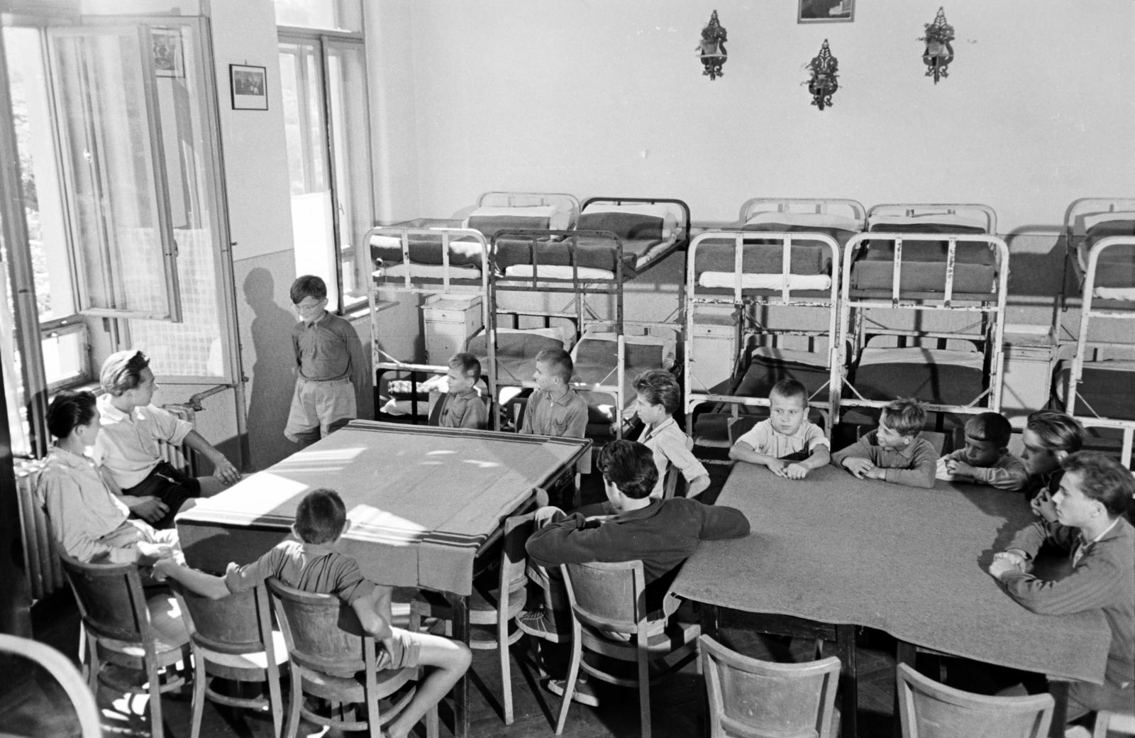 Magyarország, Budapest XII., Meredek utca 1., Sashegyi Arany János Általános Iskola és Gimnázium, hálószoba a kollégiumban., 1958, Hegyvidéki Helytörténeti Gyűjtemény, Budapest, vaságy, emeletes ágy, Fortepan #290254