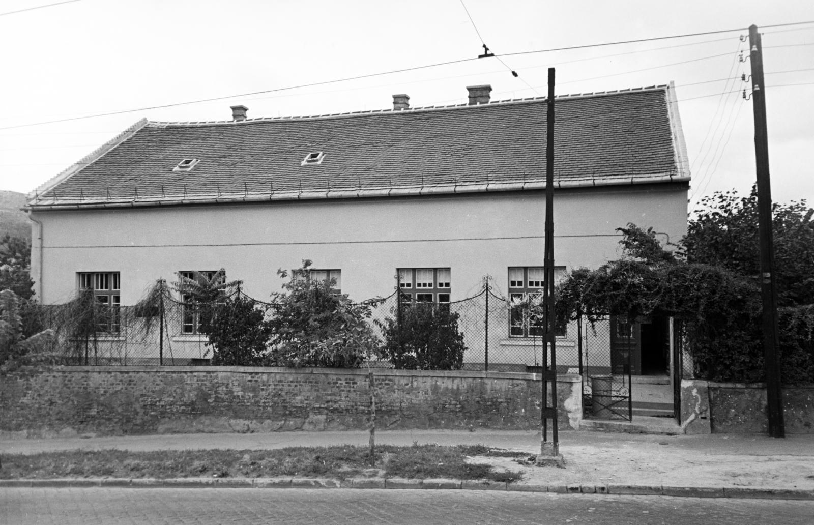 Magyarország, Budapest XII., Alkotás utca 61. számú ház, a felvétel a Győri út közelében készült., 1958, Hegyvidéki Helytörténeti Gyűjtemény, Budapest, Fortepan #290259
