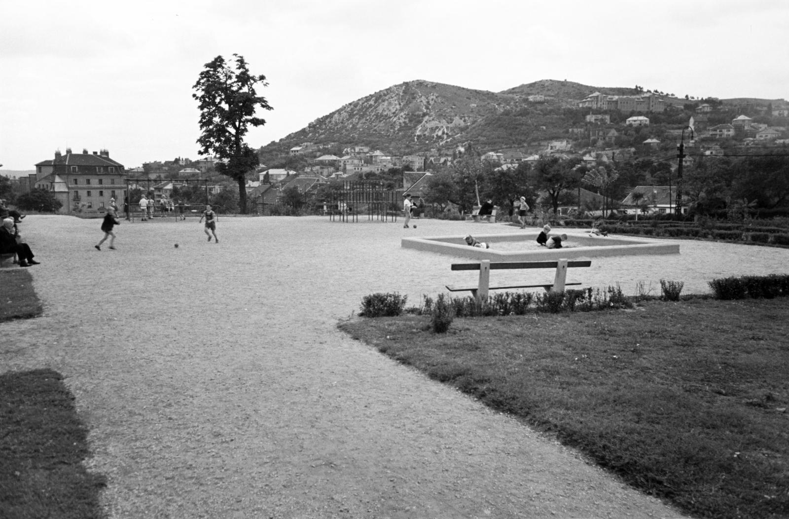 Hungary, Budapest XII.,Budapest XI., Győri út - Alkotás utca - Hegyalja út határolta park, szemben a Sas-hegy., 1961, Hegyvidéki Helytörténeti Gyűjtemény, playground, Budapest, Fortepan #290260