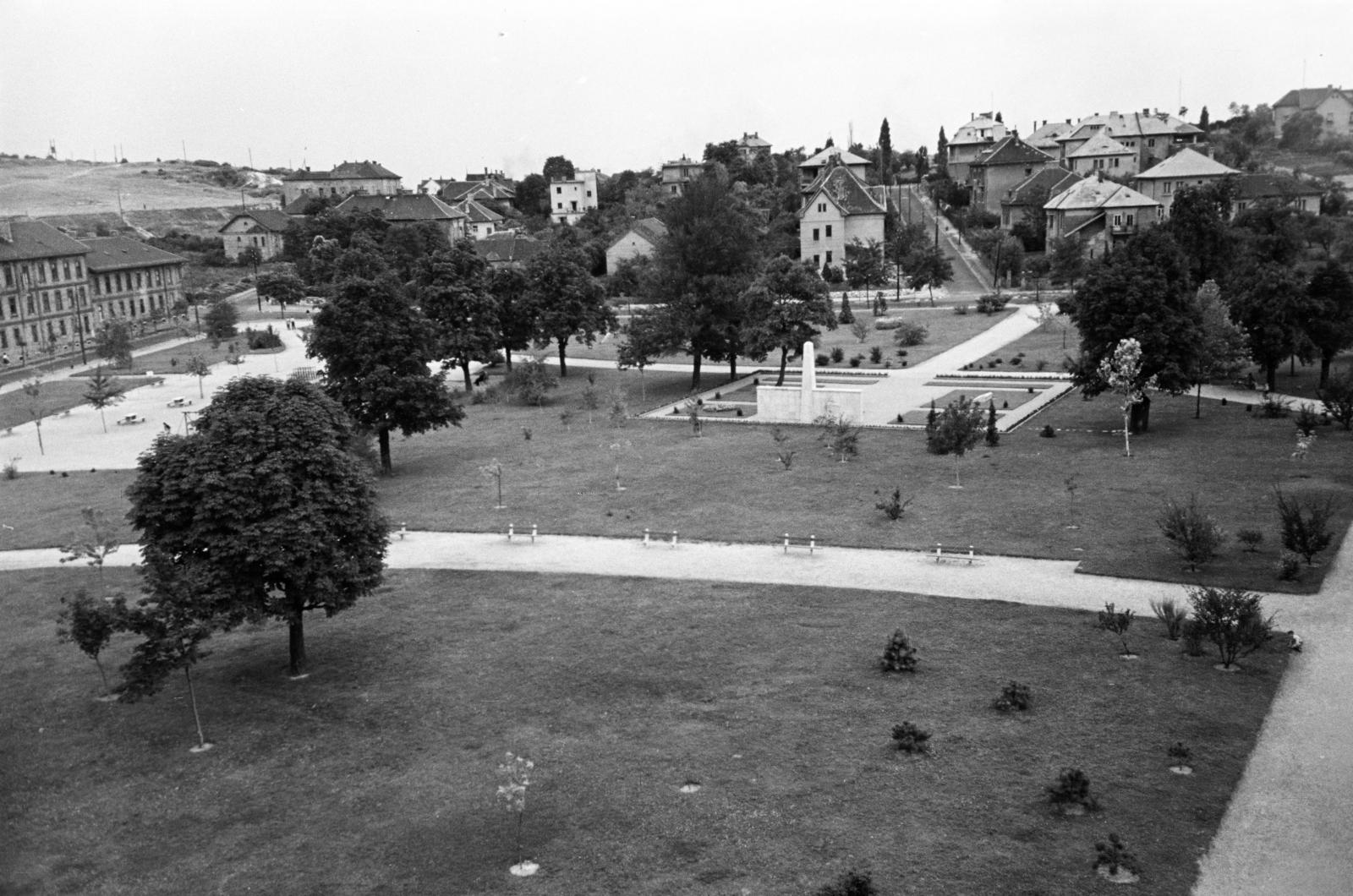 Hungary, Budapest XII.,Budapest XI., kilátás a Csörsz utca melletti házból, az Avar utca és a Hegyalja út határolta parkra, a szovjet hősi emlékmű felé., 1961, Hegyvidéki Helytörténeti Gyűjtemény, Budapest, Fortepan #290261
