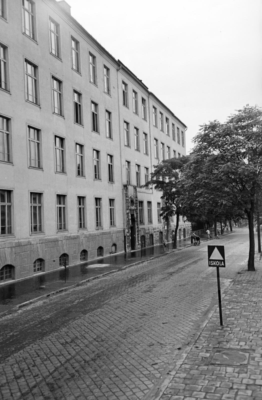 Hungary, Budapest XII., Márvány utca, balra a 32. szám alatti Táncsics Mihály koedukált gimnázium (később BGSZC Budai Gimnázium és Szakgimnázium)., 1961, Hegyvidéki Helytörténeti Gyűjtemény, school, Budapest, Fortepan #290272