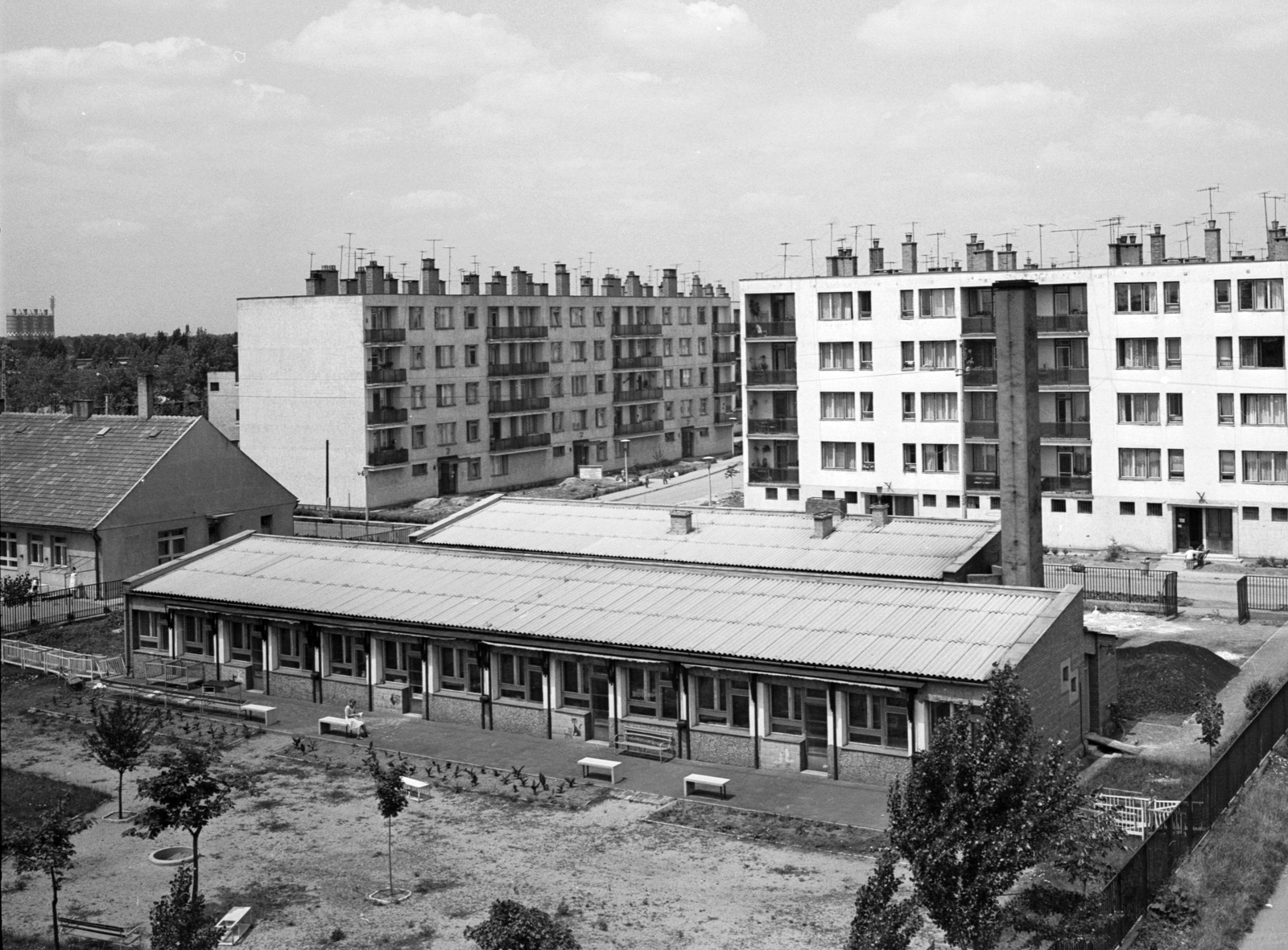 Magyarország, Békéscsaba, Kazinczy (Kulich Gyula) lakótelep, előtérben a Tábor utcai bölcsöde és óvoda., 1967, Építésügyi Dokumentációs és Információs Központ, VÁTI, Fortepan #29028