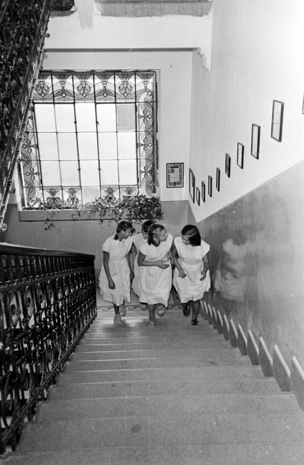 Hungary, Budapest XII., Zugliget, Szarvas Gábor út 50., Szilágyi Erzsébet általános iskola / Szilágyi Erzsébet Gyermek- és Ifjúsági Otthon lépcsőháza (később Congregatio Jesu Idősek Otthona)., 1961, Hegyvidéki Helytörténeti Gyűjtemény, Budapest, Fortepan #290299