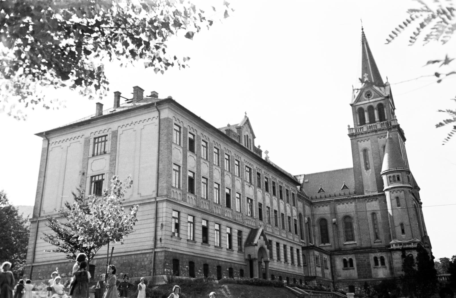 Magyarország, Budapest XII., Zugliget, Szarvas Gábor út 50., Szilágyi Erzsébet általános iskola / Szilágyi Erzsébet Gyermek- és Ifjúsági Otthon (később Congregatio Jesu Idősek Otthona). Jobbra a Szent Család-templom., 1961, Hegyvidéki Helytörténeti Gyűjtemény, Budapest, Fortepan #290301