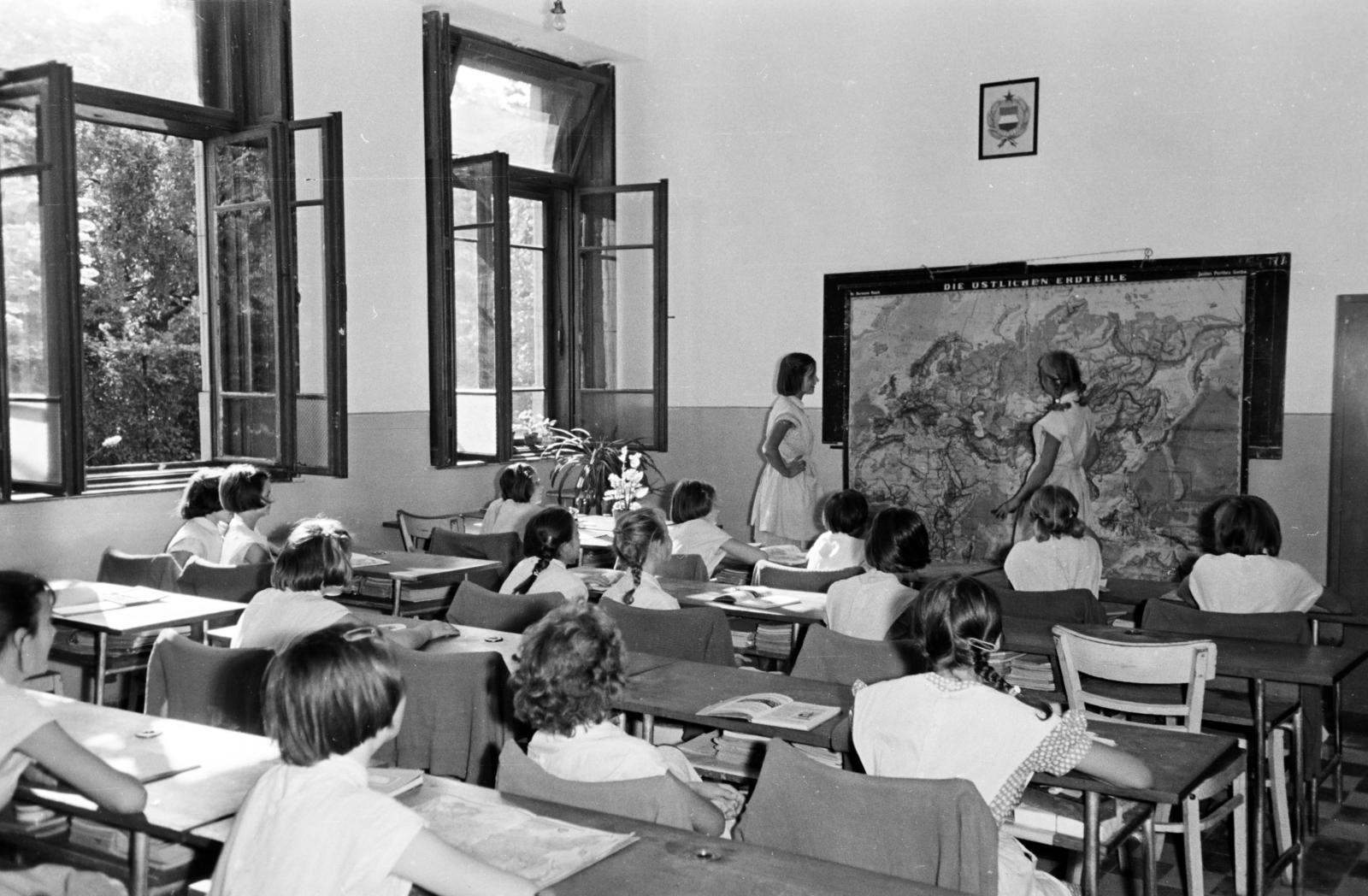 Magyarország, Budapest XII., Zugliget, Szarvas Gábor út 50., Szilágyi Erzsébet általános iskola / Szilágyi Erzsébet Gyermek- és Ifjúsági Otthon tanterme (később Congregatio Jesu Idősek Otthona)., 1961, Hegyvidéki Helytörténeti Gyűjtemény, Budapest, Fortepan #290302