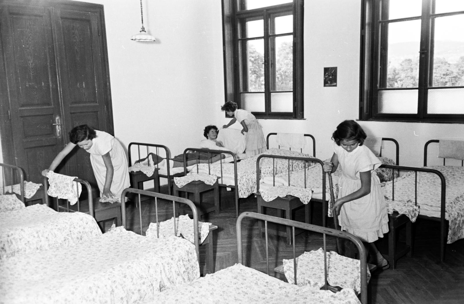 Hungary, Budapest XII., Zugliget, Szarvas Gábor út 50., Szilágyi Erzsébet általános iskola / Szilágyi Erzsébet Gyermek- és Ifjúsági Otthon, hálóterem (később Congregatio Jesu Idősek Otthona)., 1961, Hegyvidéki Helytörténeti Gyűjtemény, Budapest, Fortepan #290303