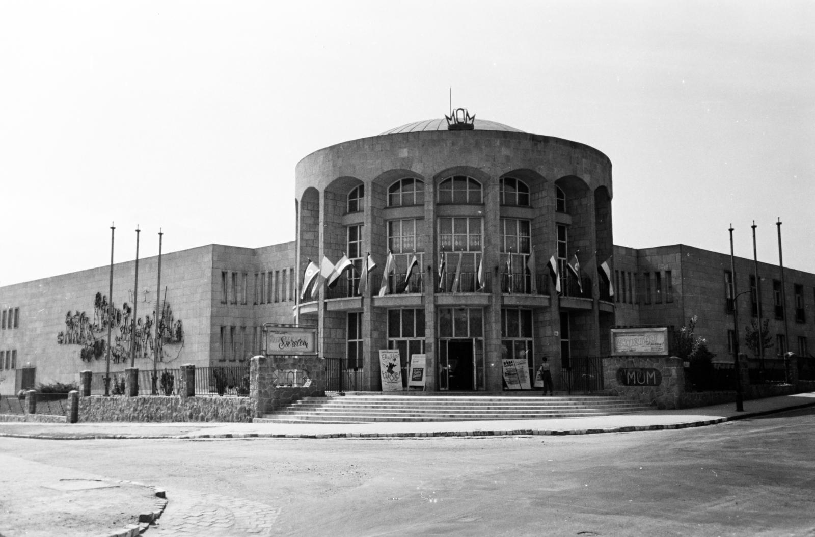 Hungary, Budapest XII., Csörsz utca 18., Magyar Optikai Művek (MOM) (MOM) Művelődési Háza, balra a Sirály utca., 1959, Hegyvidéki Helytörténeti Gyűjtemény, public building, Budapest, Fortepan #290312