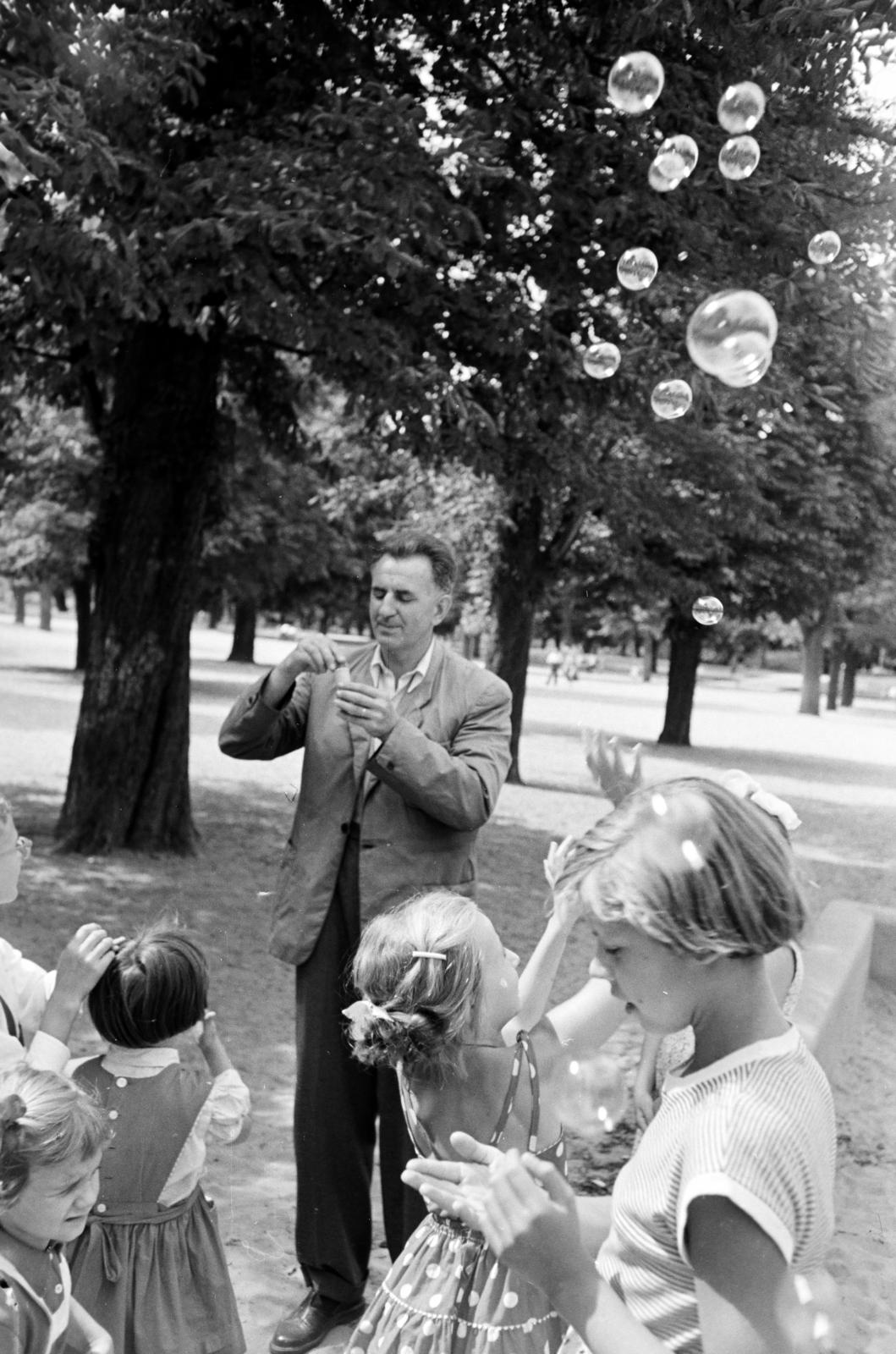 1960, Hegyvidéki Helytörténeti Gyűjtemény, soap bubble, Fortepan #290340