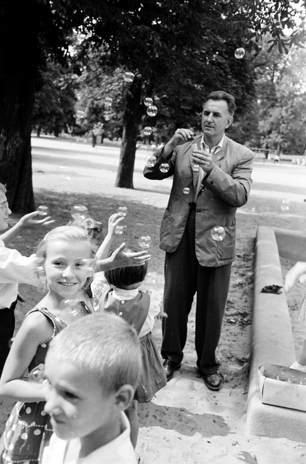 1960, Hegyvidéki Helytörténeti Gyűjtemény, blowing a bubble, soap bubble, Fortepan #290341
