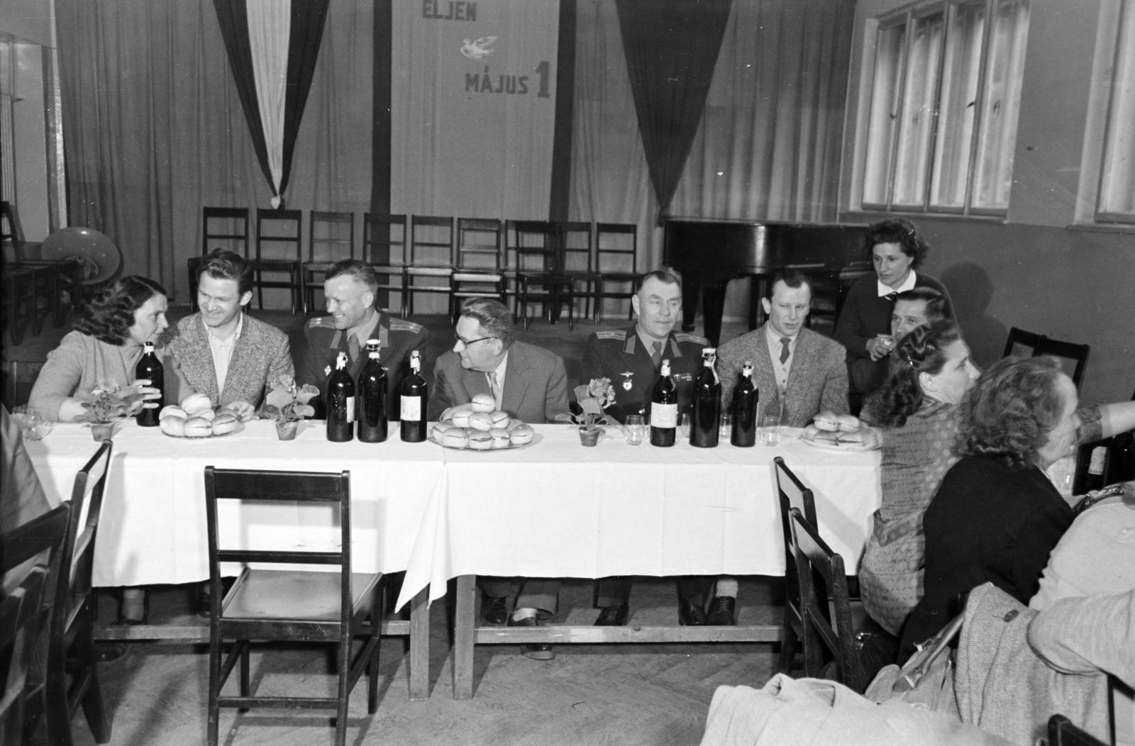 Hungary, Budapest XII., Böszörményi út, a kerületi Tanács díszterme (később Polgármesteri Hivatal). Május 1-i ünnepség, középen Lombos Mihály, a XII. kerületi Tanácselnök., 1960, Hegyvidéki Helytörténeti Gyűjtemény, 1st of May parade, Budapest, Fortepan #290343