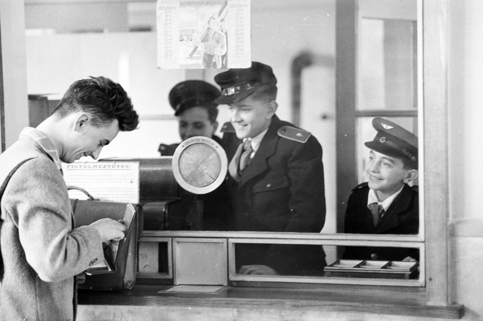 Hungary, untitled, Budapest XII., a felvétel a Gyermekvasút (Úttörővasút) végállomásán, a pénztár előtt készült., 1959, Hegyvidéki Helytörténeti Gyűjtemény, cashier machine, Budapest, Children's railway, Fortepan #290353
