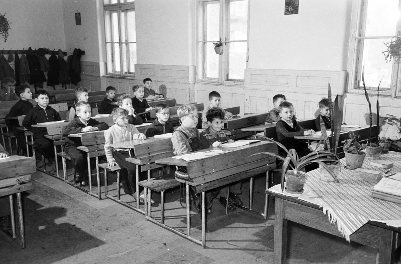 Hungary, Budapest XII., Csaba utcai Általános Iskola (később Pannonia Sacra Katolikus Általános Iskola) tanterme., 1961, Hegyvidéki Helytörténeti Gyűjtemény, school, Budapest, Fortepan #290366