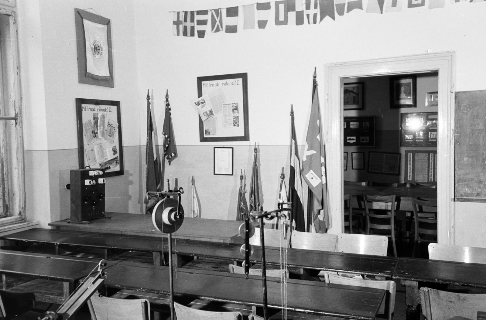 Hungary, Budapest XII., Csaba utcai Általános Iskola fizikaterme. Az iskola később a Pannonia Sacra Katolikus Általános Iskola nevet vette fel., 1961, Hegyvidéki Helytörténeti Gyűjtemény, school, Budapest, Fortepan #290369