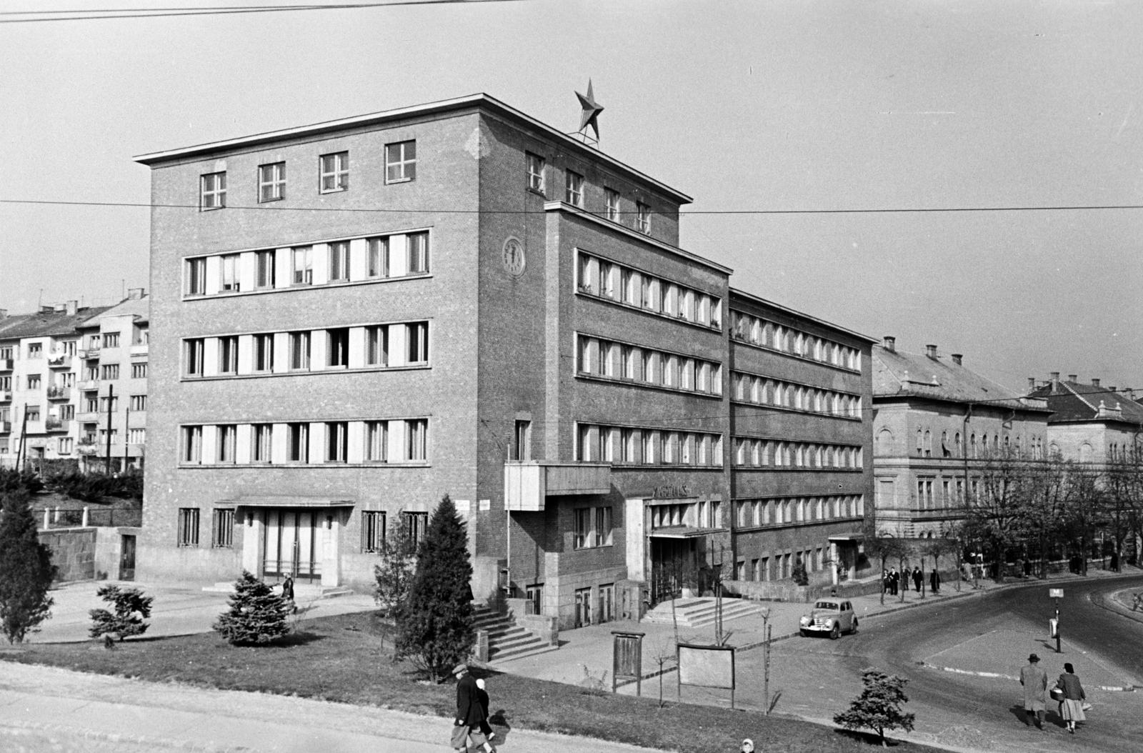 Hungary, Budapest XII., Böszörményi út, a kerületi Tanács (később Polgármesteri Hivatal) épülete a Kiss János altábornagy utca sarkán., 1955, Hegyvidéki Helytörténeti Gyűjtemény, Budapest, Fortepan #290385