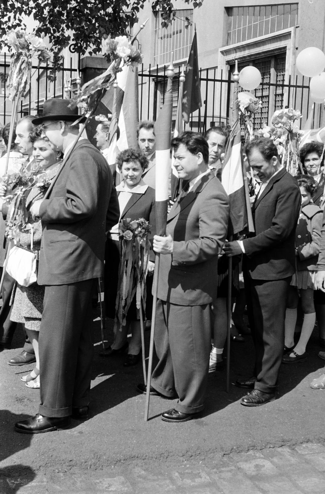 Hungary, Budapest XIV., Szabó József utca, május 1.-i felvonulás résztvevői a Récsei autóbuszgarázs előtt., 1963, Hegyvidéki Helytörténeti Gyűjtemény, Budapest, Fortepan #290403