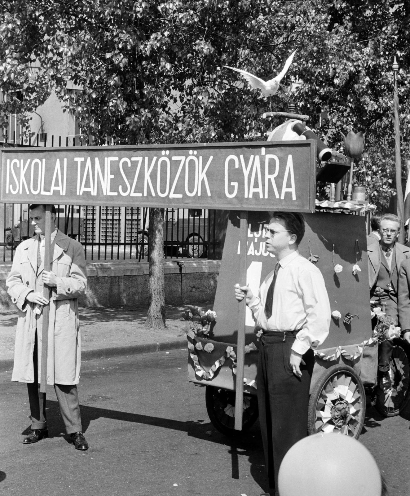 Magyarország, Budapest XIV., Szabó József utca, május 1-i felvonulás résztvevői, az Iskolai Taneszközök Gyárának dolgozói a Récsei autóbuszgarázs előtt., 1963, Hegyvidéki Helytörténeti Gyűjtemény, Budapest, Fortepan #290404