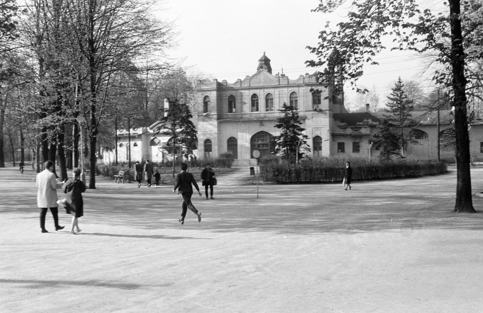 Slovakia, Košice, Városi Park, szemben a Korcsolya-pavilon., 1963, Hegyvidéki Helytörténeti Gyűjtemény, Fortepan #290407