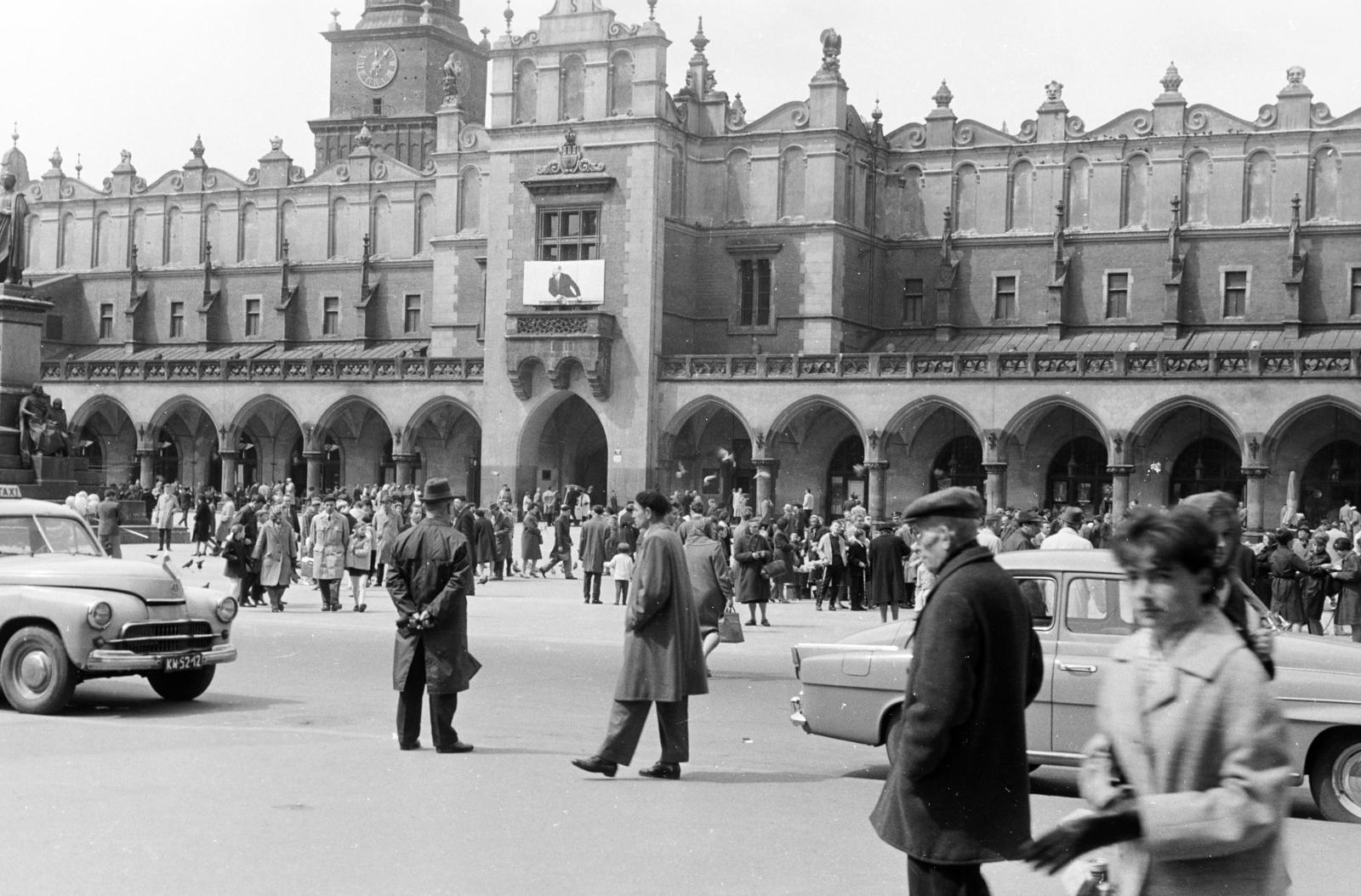 Lengyelország, Krakkó, Rynek Glówny a város főtere, Posztócsarnok (Sukiennice)., 1963, Hegyvidéki Helytörténeti Gyűjtemény, Fortepan #290409