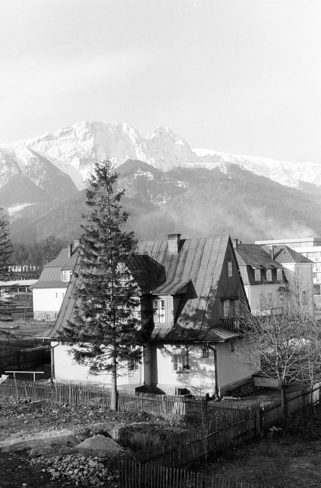 Poland, Zakopane, háttérben jobbra a Giewont csúcs., 1963, Hegyvidéki Helytörténeti Gyűjtemény, Fortepan #290411