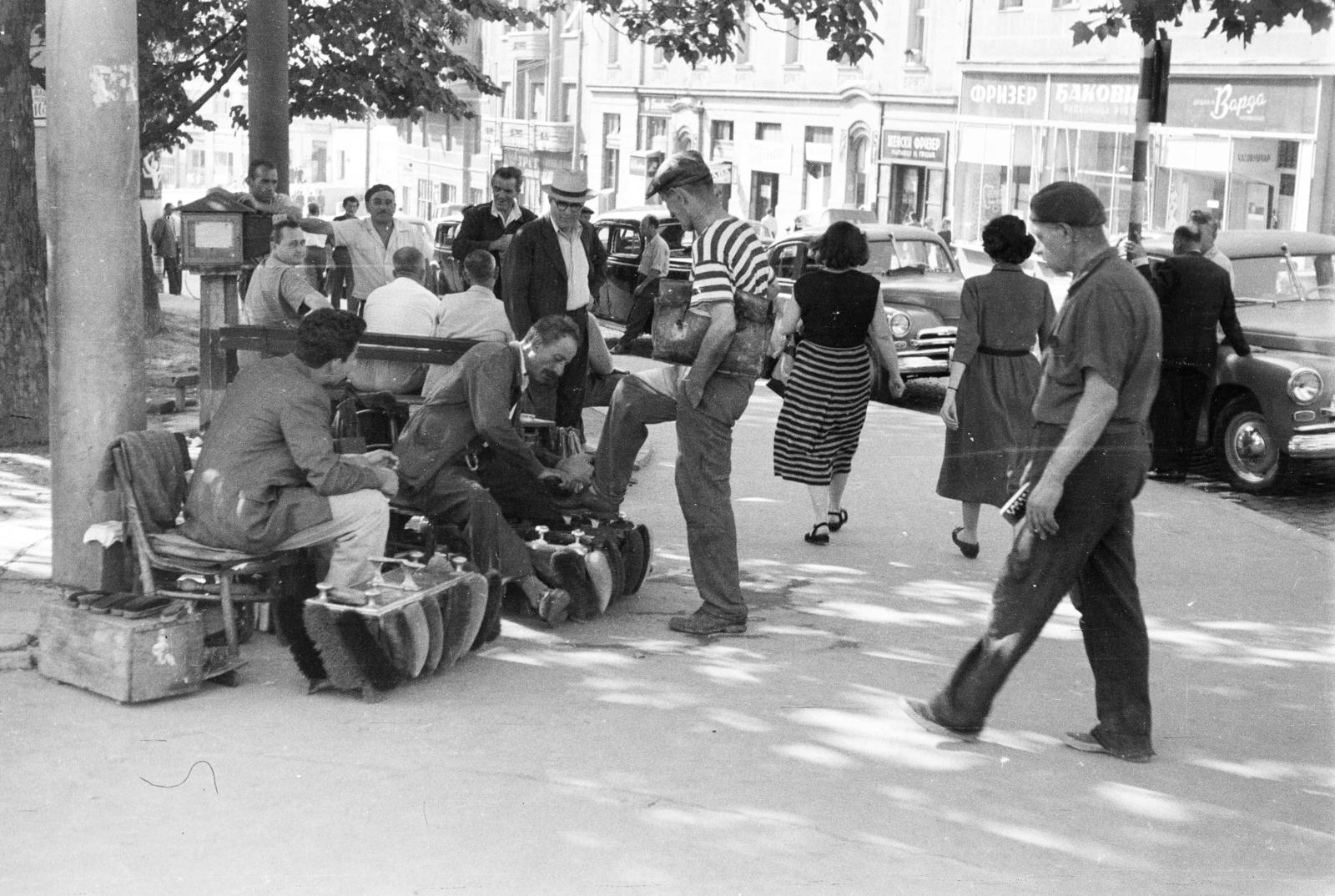 Serbia, Belgrade, ulica Prizrenska a Terazije felől a Zeleni Venac felé nézve., 1966, Hegyvidéki Helytörténeti Gyűjtemény, shoe polishing, Fortepan #290415